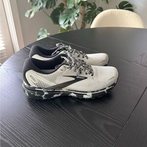 Women’s Brooks Ghost 14 Shoes Size 9 White Grey Black Camo Running Sneakers